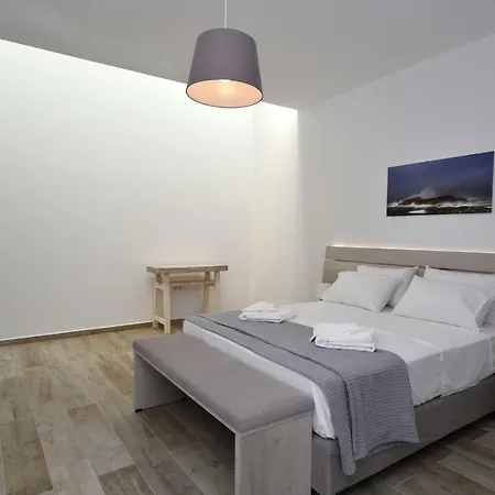 Nisides * Naousa (Paros)